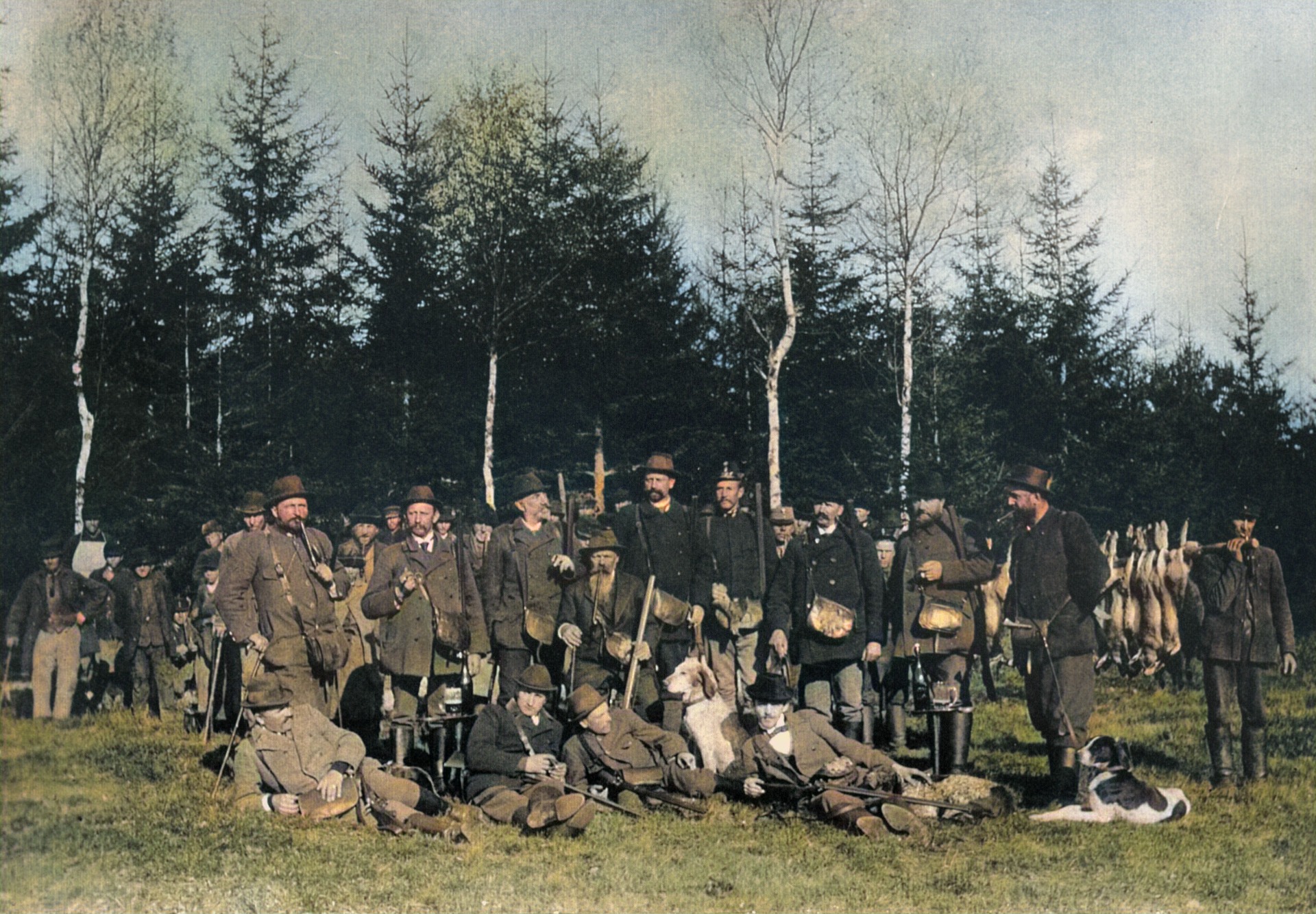 Skupina lovců v lesích u Bohdalova, uuprostřd vousatý pan Promberger